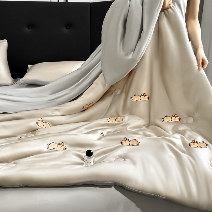 91家纺网 家纺一手货源 找家纺 席佬大 2026新款水洗冰丝夏被 夏被四件套 咕噜—梧桐灰