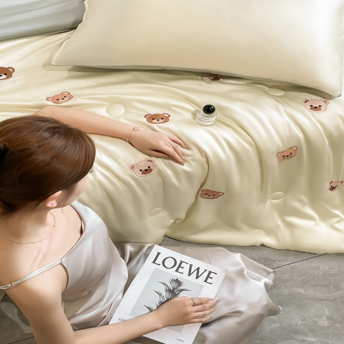 91家纺网 家纺一手货源 找家纺 席佬大 2026新款水洗冰丝夏被 夏被四件套 小熊-奶黄绿