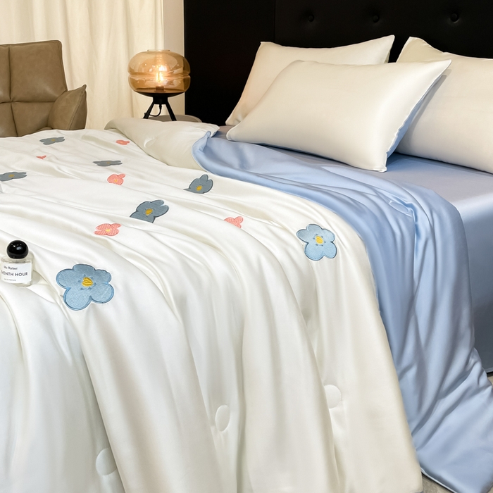 91家纺网 家纺一手货源 找家纺 席佬大 2026新款水洗冰丝夏被 夏被四件套 花朵-奶白蓝