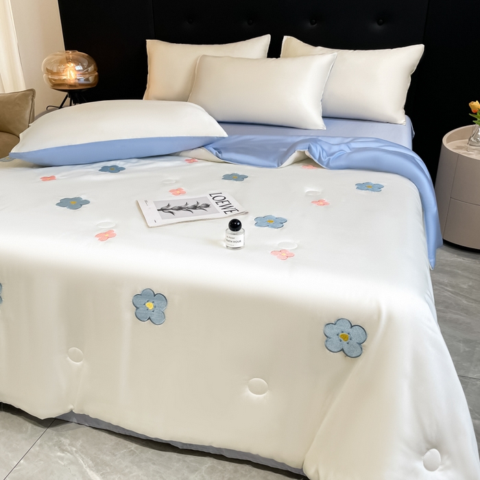 91家纺网 家纺一手货源 找家纺 席佬大 2026新款水洗冰丝夏被 夏被四件套 花朵-奶白蓝