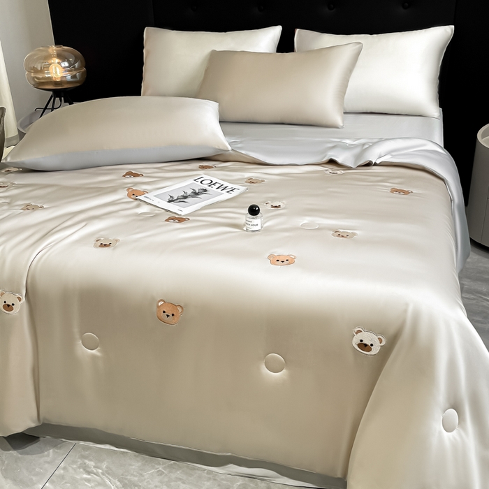 91家纺网 家纺一手货源 找家纺 席佬大 2026新款水洗冰丝夏被 夏被四件套 小熊—梧桐灰