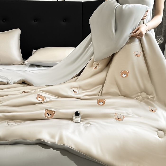 91家纺网 家纺一手货源 找家纺 席佬大 2026新款水洗冰丝夏被 夏被四件套 小熊—梧桐灰