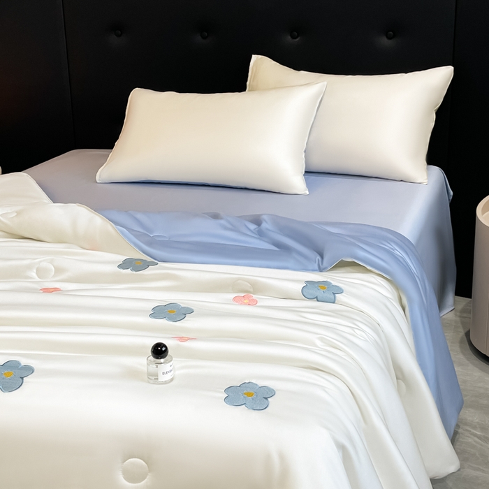 91家纺网 家纺一手货源 找家纺 席佬大 2026新款水洗冰丝夏被 夏被四件套 花朵-奶白蓝