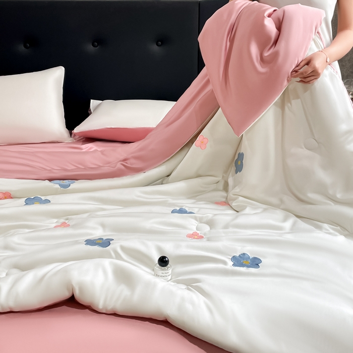 91家纺网 家纺一手货源 找家纺 席佬大 2026新款水洗冰丝夏被 夏被四件套 花朵—奶白粉