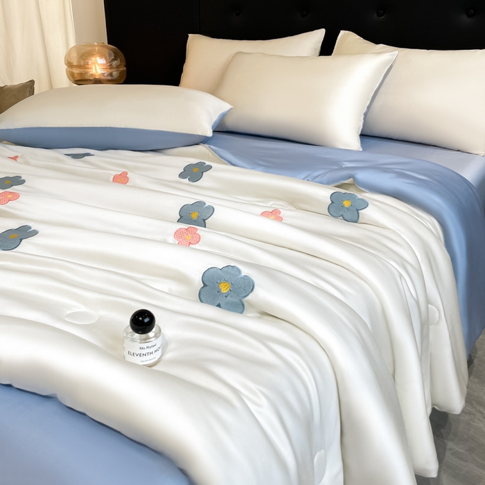 91家纺网 家纺一手货源 找家纺 席佬大 2026新款水洗冰丝夏被 夏被四件套 花朵-奶白蓝