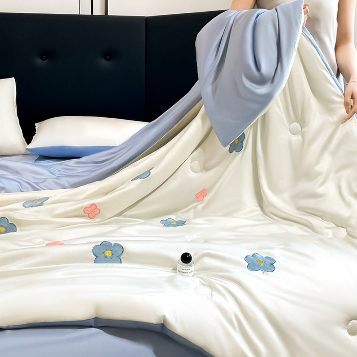 91家纺网 家纺一手货源 找家纺 席佬大 2026新款水洗冰丝夏被 夏被四件套 花朵-奶白蓝