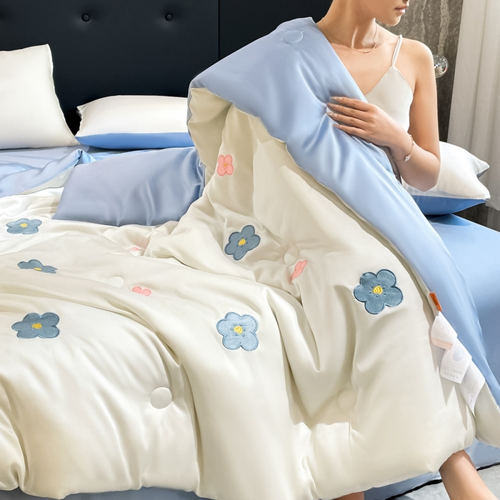 91家纺网 家纺一手货源 找家纺 席佬大 2026新款水洗冰丝夏被 夏被四件套 花朵-奶白蓝