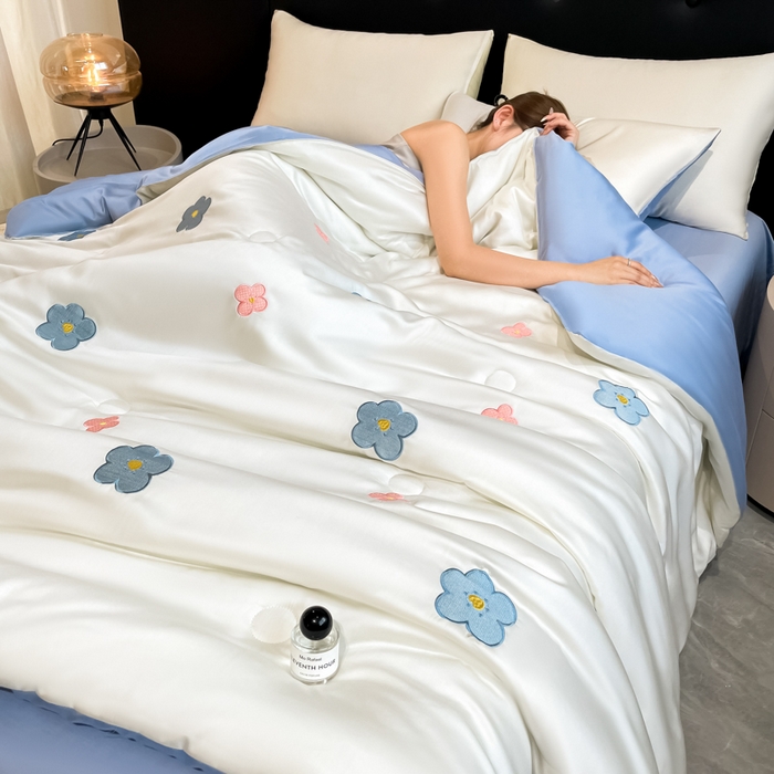 91家纺网 家纺一手货源 找家纺 席佬大 2026新款水洗冰丝夏被 夏被四件套 花朵-奶白蓝