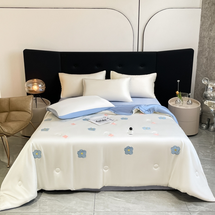 91家纺网 家纺一手货源 找家纺 席佬大 2026新款水洗冰丝夏被 夏被四件套 花朵-奶白蓝