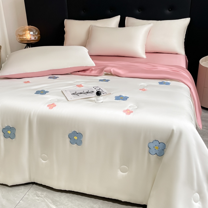 91家纺网 家纺一手货源 找家纺 席佬大 2026新款水洗冰丝夏被 夏被四件套 花朵—奶白粉