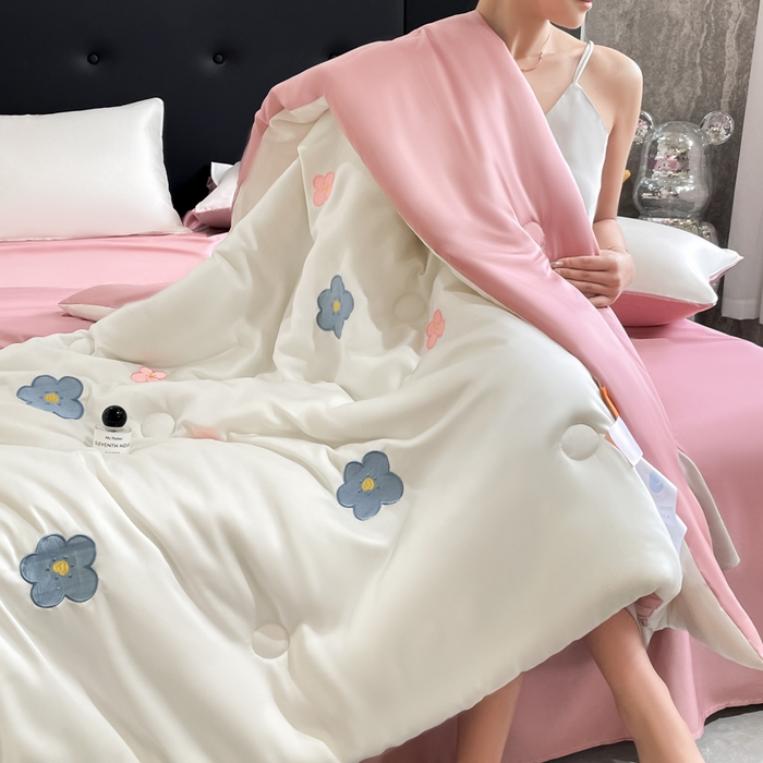 91家纺网 家纺一手货源 找家纺 席佬大 2026新款水洗冰丝夏被 夏被四件套 花朵—奶白粉