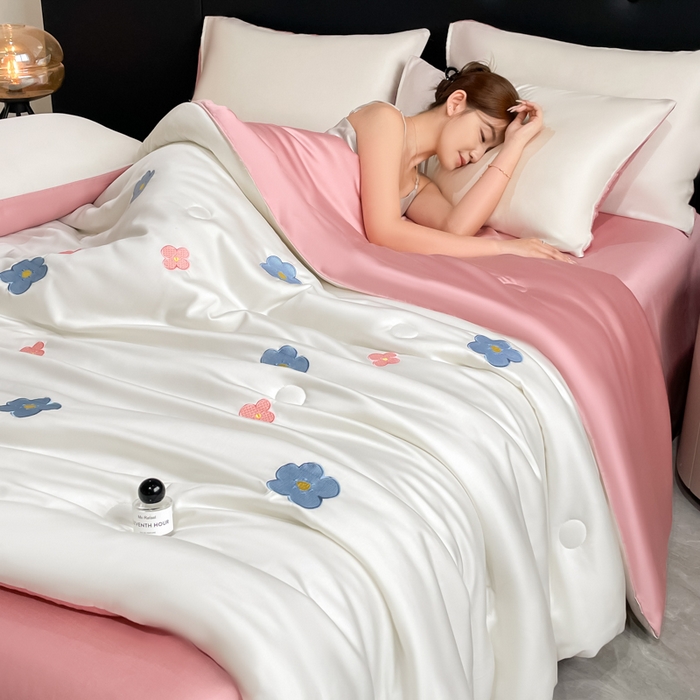 91家纺网 家纺一手货源 找家纺 席佬大 2026新款水洗冰丝夏被 夏被四件套 花朵—奶白粉