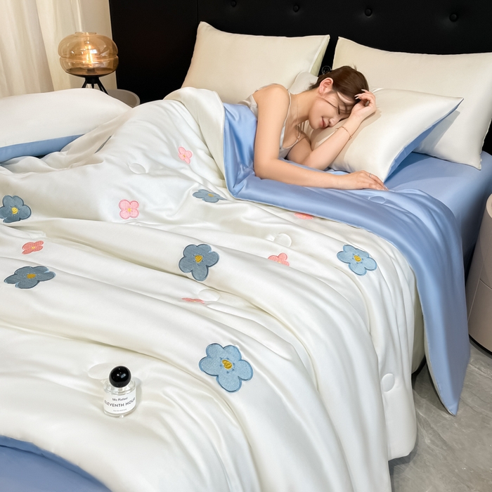 91家纺网 家纺一手货源 找家纺 席佬大 2026新款水洗冰丝夏被 夏被四件套 花朵-奶白蓝