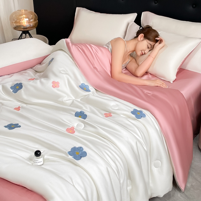 91家纺网 家纺一手货源 找家纺 席佬大 2026新款水洗冰丝夏被 夏被四件套 花朵—奶白粉