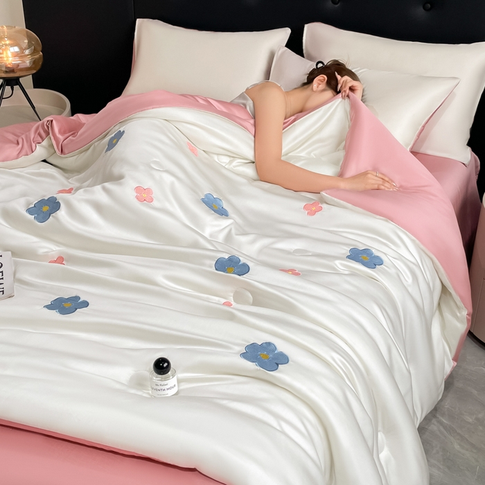 91家纺网 家纺一手货源 找家纺 席佬大 2026新款水洗冰丝夏被 夏被四件套 花朵—奶白粉