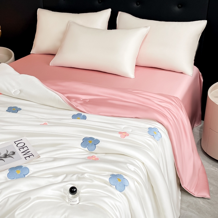 91家纺网 家纺一手货源 找家纺 席佬大 2026新款水洗冰丝夏被 夏被四件套 花朵—奶白粉