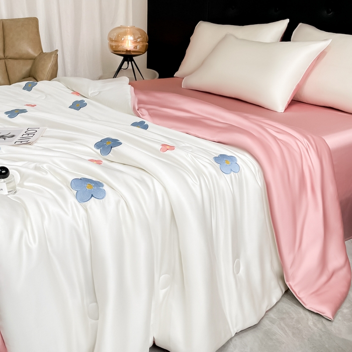 91家纺网 家纺一手货源 找家纺 席佬大 2026新款水洗冰丝夏被 夏被四件套 花朵—奶白粉