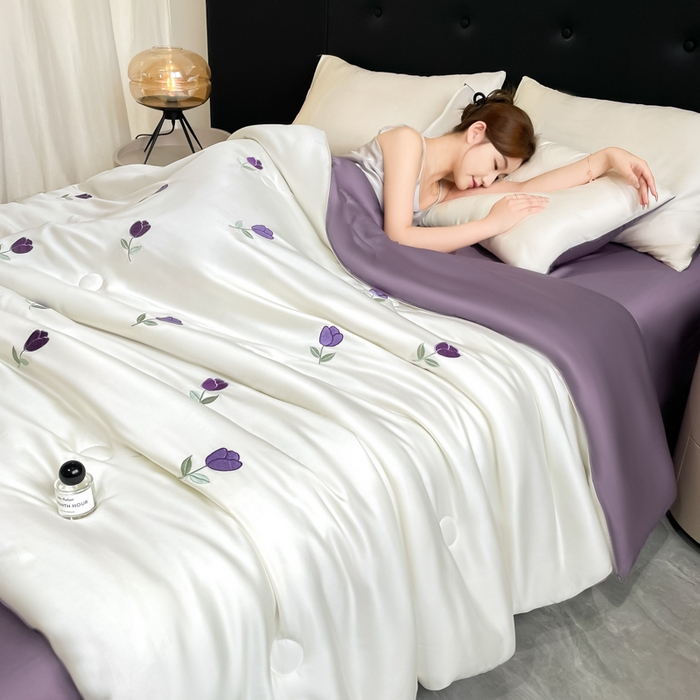 91家纺网 家纺一手货源 找家纺 席佬大 2026新款水洗冰丝夏被 夏被四件套 郁金香—奶白紫