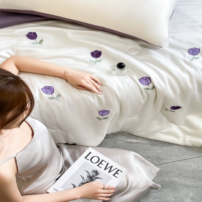 91家纺网 家纺一手货源 找家纺 席佬大 2026新款水洗冰丝夏被 夏被四件套 郁金香—奶白紫