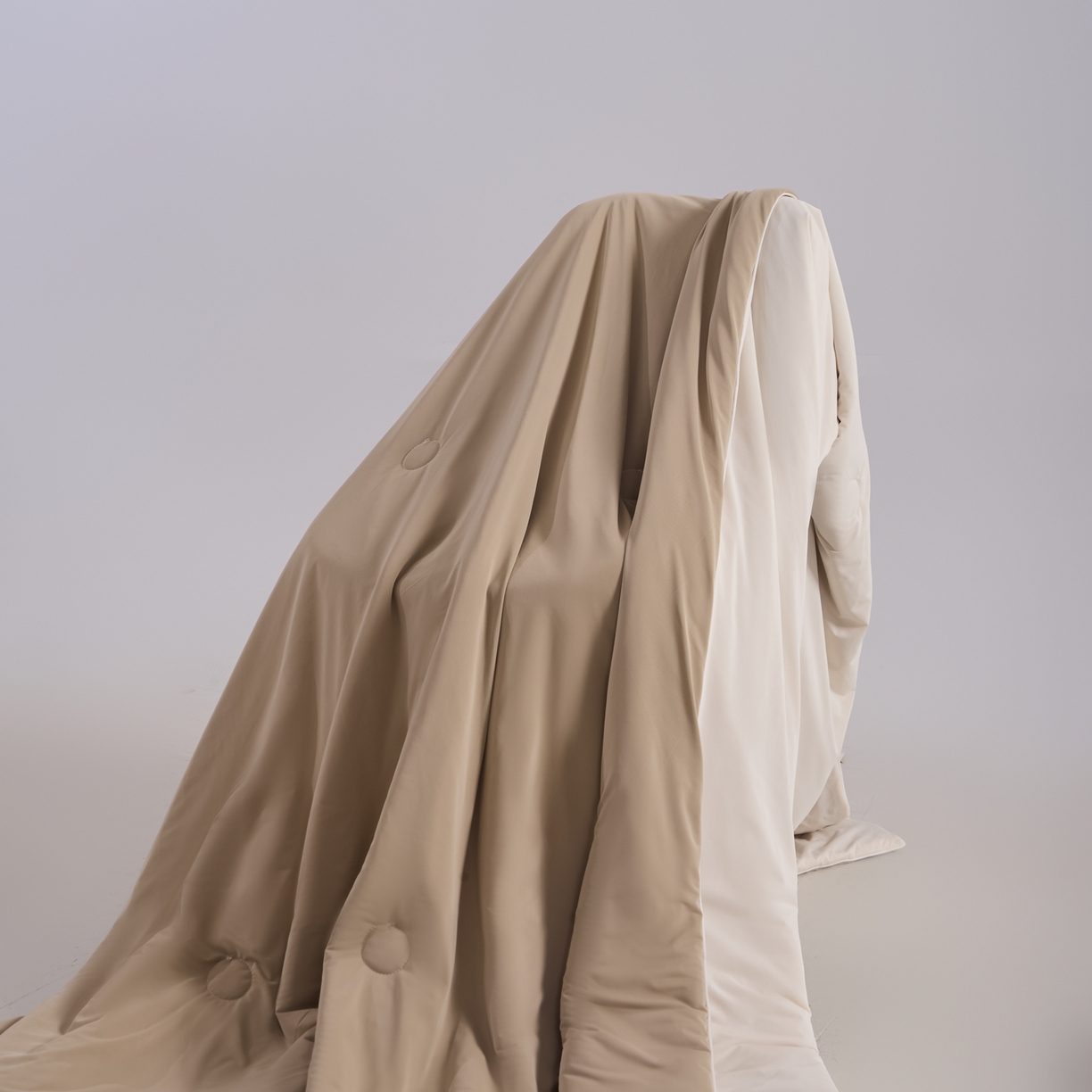 91家纺网 家纺一手货源 找家纺 苏羿家纺 2026春夏新款A类踩棉工艺凉感丝纯色夏被空调被夏凉被 被子被芯 奶油白+浅咖