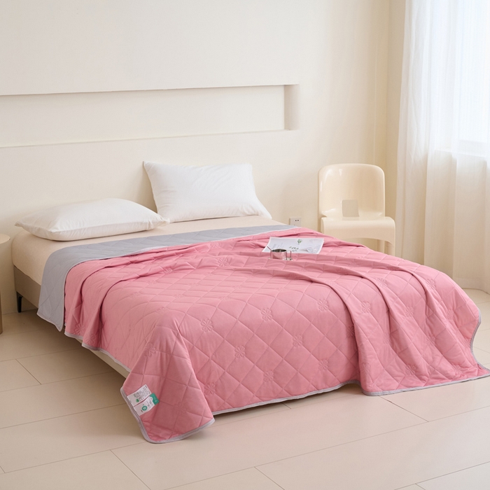 91家纺网 家纺一手货源 找家纺 畅销被业 2026新款跨境外贸凉感丝纯色压花夏被系列 豆沙