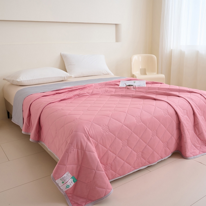 91家纺网 家纺一手货源 找家纺 畅销被业 2026新款跨境外贸凉感丝纯色压花夏被系列 豆沙