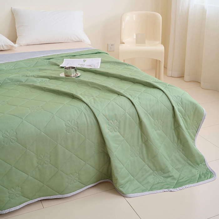 91家纺网 家纺一手货源 找家纺 畅销被业 2026新款跨境外贸凉感丝纯色压花夏被系列 果绿