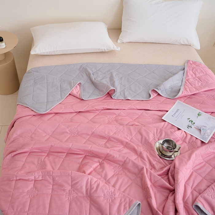 91家纺网 家纺一手货源 找家纺 畅销被业 2026新款跨境外贸凉感丝纯色压花夏被系列 豆沙