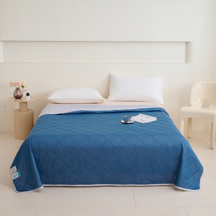 91家纺网 家纺一手货源 找家纺 畅销被业 2026新款跨境外贸凉感丝纯色压花夏被系列 湖蓝