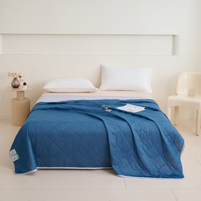 91家纺网 家纺一手货源 找家纺 畅销被业 2026新款跨境外贸凉感丝纯色压花夏被系列 湖蓝