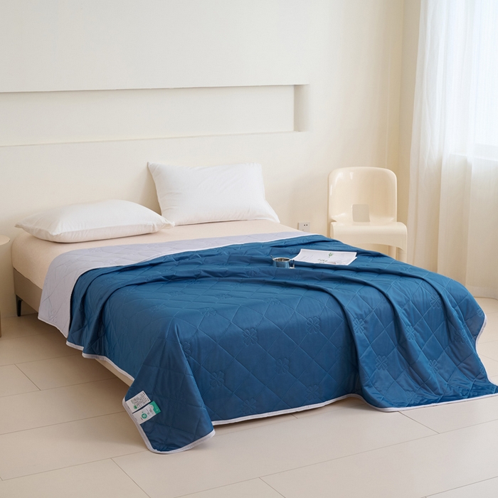 91家纺网 家纺一手货源 找家纺 畅销被业 2026新款跨境外贸凉感丝纯色压花夏被系列 湖蓝