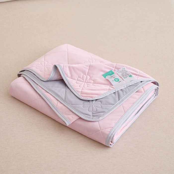 畅销被业 2026新款跨境外贸凉感丝纯色压花夏被系列 浅粉