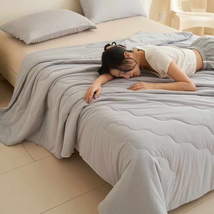 91家纺网 家纺一手货源 找家纺 畅销被业 2026新款凉感丝抗菌羽丝棉夏被夏凉被空调被 灰色