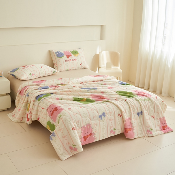 91家纺网 家纺一手货源 找家纺 畅销被业 2026新款卡通印花跨境外贸有氨凉感丝冰淇淋夏凉被空调被 果味熊