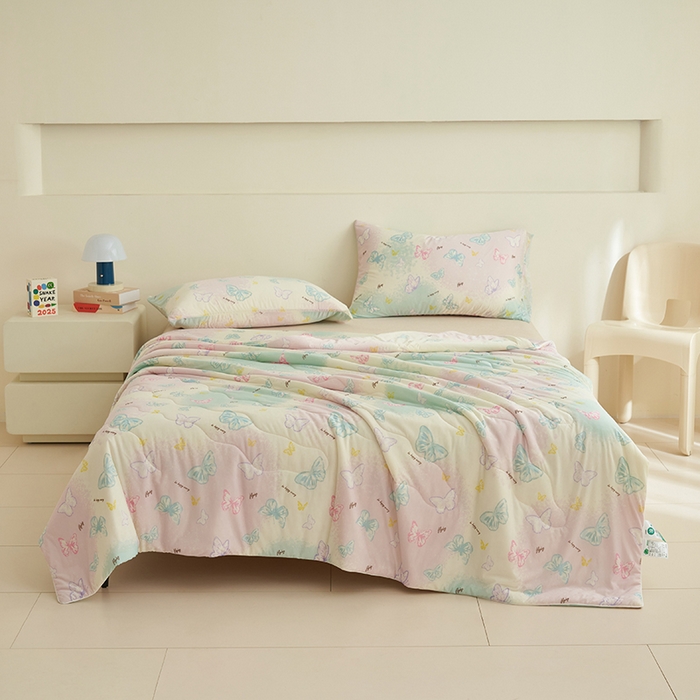 91家纺网 家纺一手货源 找家纺 畅销被业 2026新款卡通印花跨境外贸有氨凉感丝冰淇淋夏凉被空调被 蝴蝶粉