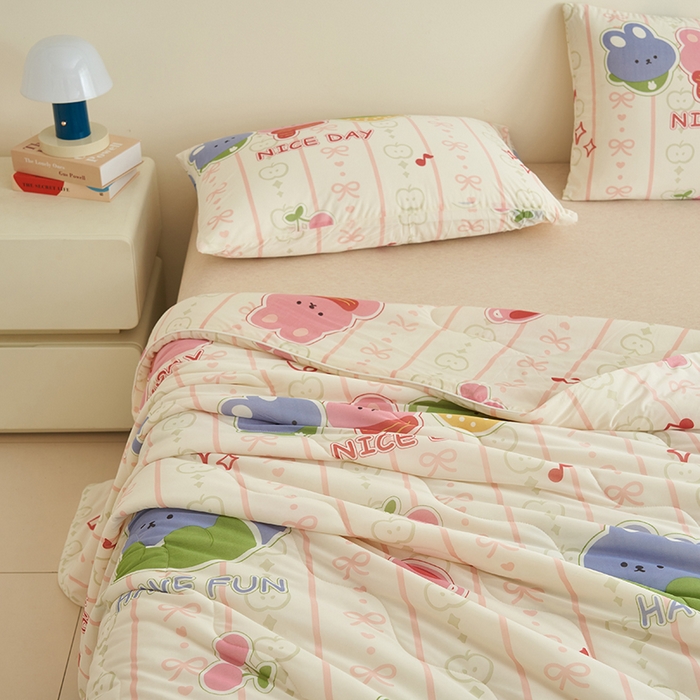 91家纺网 家纺一手货源 找家纺 畅销被业 2026新款卡通印花跨境外贸有氨凉感丝冰淇淋夏凉被空调被 果味熊