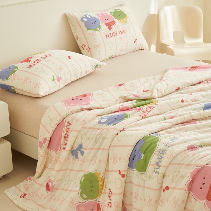 91家纺网 家纺一手货源 找家纺 畅销被业 2026新款卡通印花跨境外贸有氨凉感丝冰淇淋夏凉被空调被 果味熊