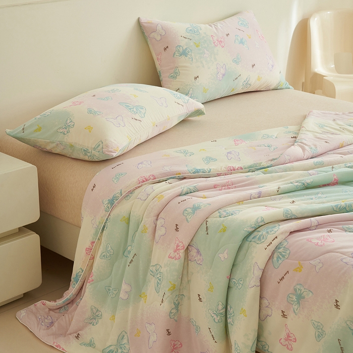 91家纺网 家纺一手货源 找家纺 畅销被业 2026新款卡通印花跨境外贸有氨凉感丝冰淇淋夏凉被空调被 蝴蝶粉