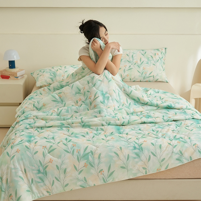 91家纺网 家纺一手货源 找家纺 畅销被业 2026新款卡通印花跨境外贸有氨凉感丝冰淇淋夏凉被空调被 绿风铃