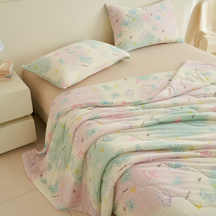 91家纺网 家纺一手货源 找家纺 畅销被业 2026新款卡通印花跨境外贸有氨凉感丝冰淇淋夏凉被空调被 蝴蝶粉