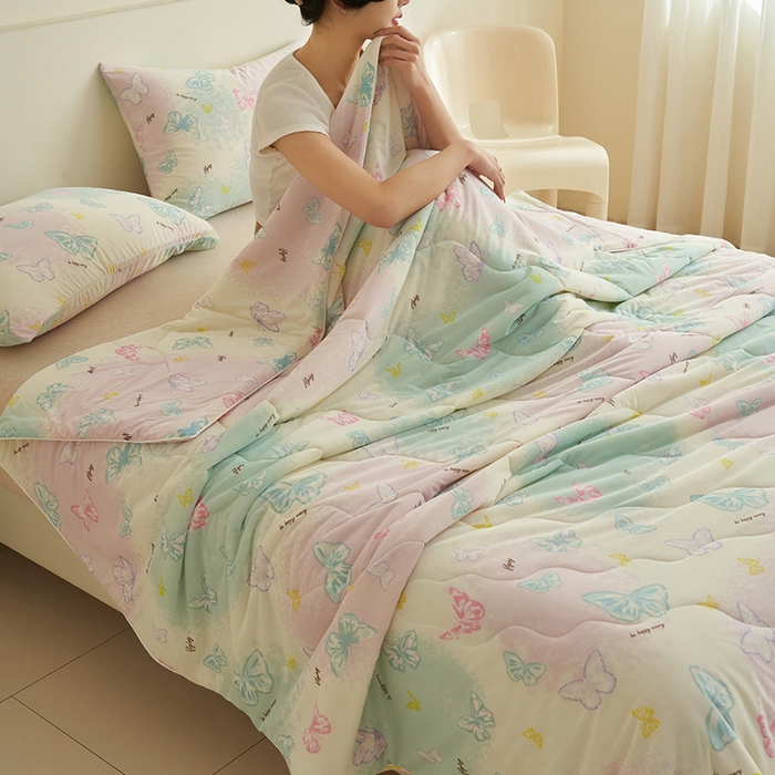 91家纺网 家纺一手货源 找家纺 畅销被业 2026新款卡通印花跨境外贸有氨凉感丝冰淇淋夏凉被空调被 蝴蝶粉