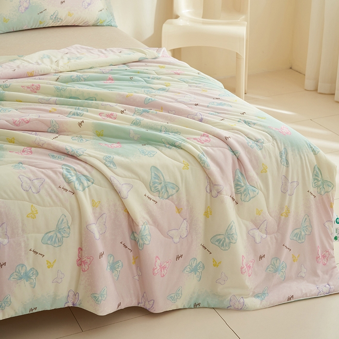 91家纺网 家纺一手货源 找家纺 畅销被业 2026新款卡通印花跨境外贸有氨凉感丝冰淇淋夏凉被空调被 蝴蝶粉