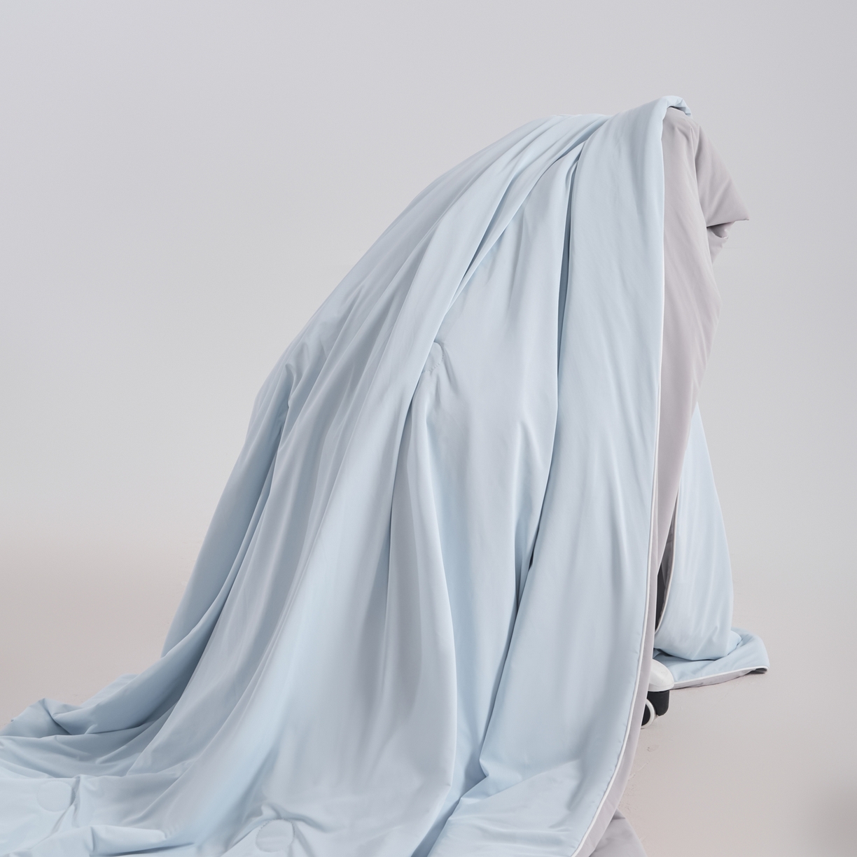 91家纺网 家纺一手货源 找家纺 苏羿家纺 2026春夏新款A类踩棉工艺凉感丝纯色夏被空调被夏凉被 被子被芯 绅士灰+天空蓝