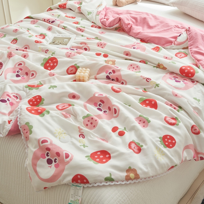 91家纺网 家纺一手货源 找家纺 畅销被业 2026新款A类水洗棉印花夏被空调被夏凉被 草莓蛋糕