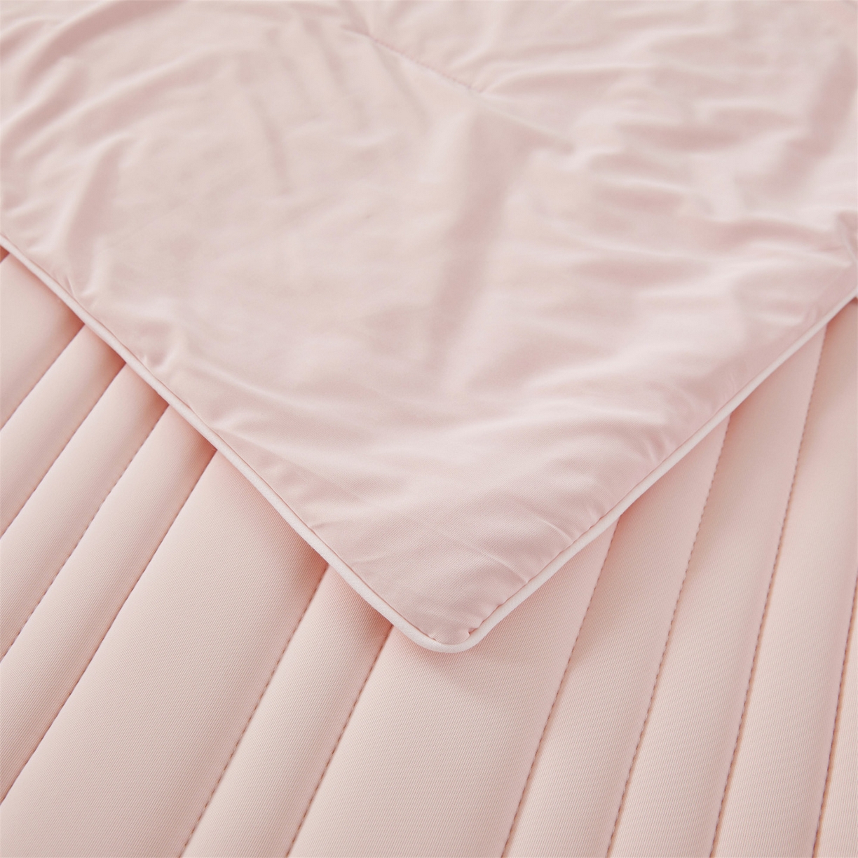 91家纺网 家纺一手货源 找家纺 雯豆家纺 2026春夏新款氨纶凉感丝床笠夏被四件套0.28凉感值空调被子被芯 知夏-粉