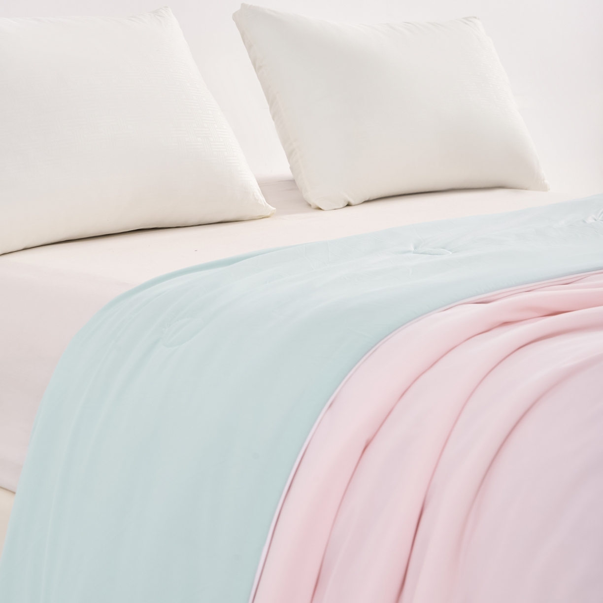 91家纺网 家纺一手货源 找家纺 苏羿家纺 2026春夏新款A类踩棉工艺凉感丝纯色夏被空调被夏凉被 被子被芯 天空蓝+樱花粉