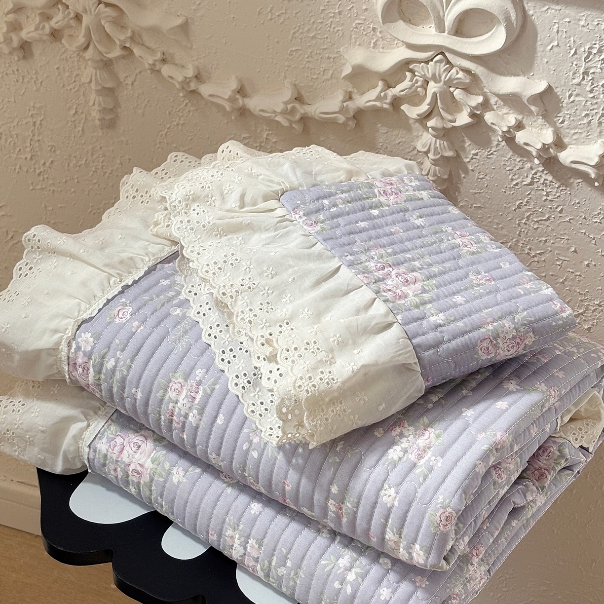 91家纺网 家纺一手货源 找家纺 满座家居 2026新款法式纯棉花边全棉床盖四件套小碎花田园风 紫韵