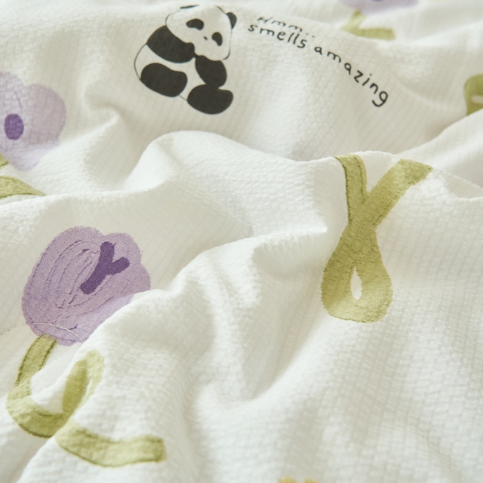 91家纺网 家纺一手货源 找家纺 畅销被业 2026新款A类泡芙棉印花夏被四件套 元气熊猫