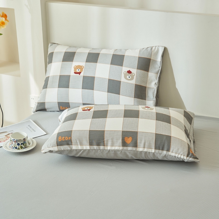 91家纺网 家纺一手货源 找家纺 畅销被业 2026新款A类泡芙棉印花夏被四件套 灰格小熊