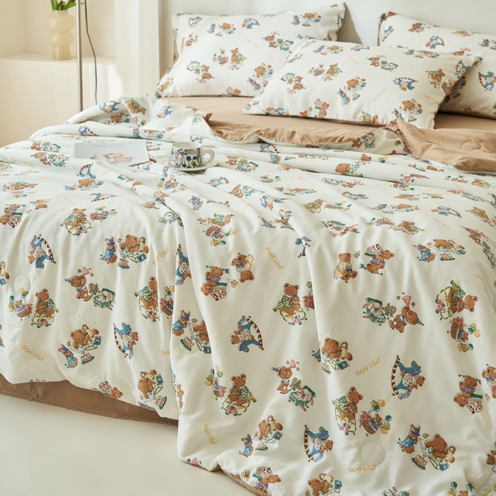 91家纺网 家纺一手货源 找家纺 畅销被业 2026新款A类泡芙棉印花夏被四件套 欢乐熊